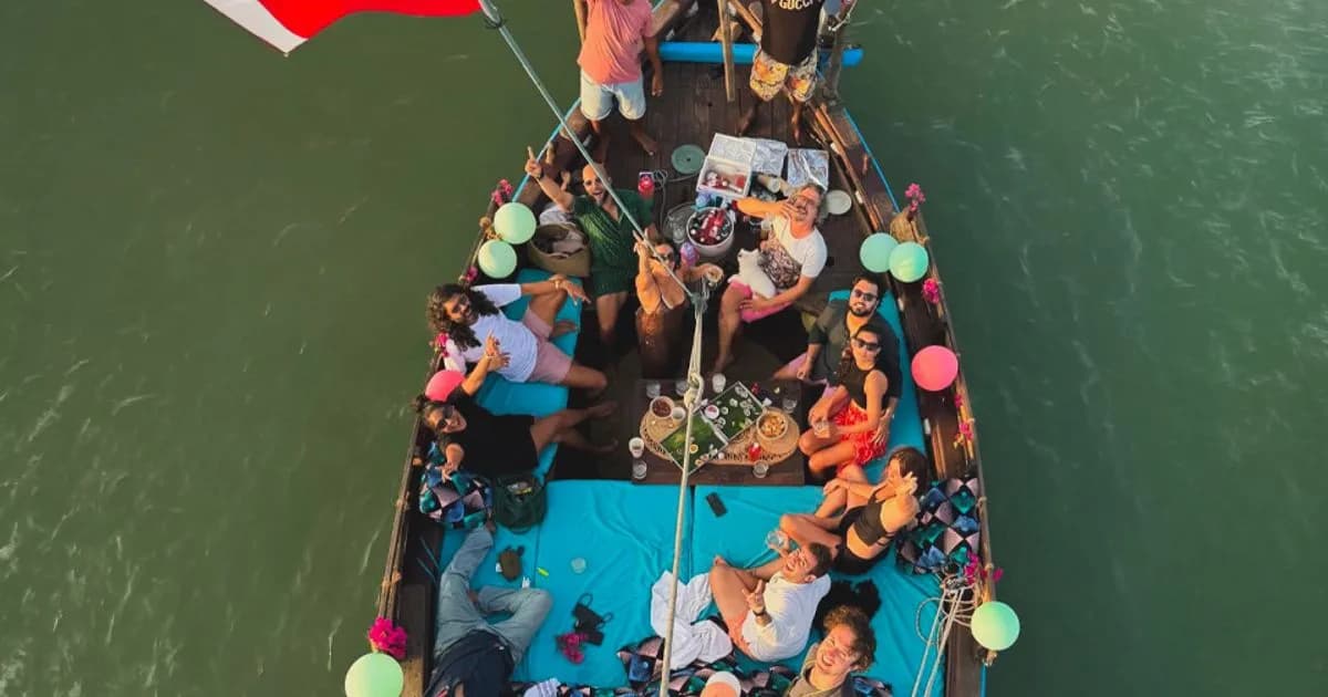 Sunset dhow on the creek